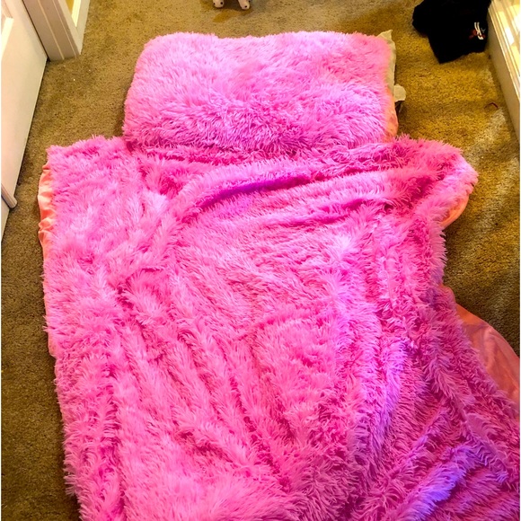 Bedding Brand New In Package This Is A Pic Of The 2nd One Fuzzy Hot